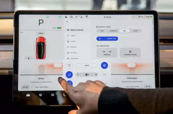 Konsumen Indonesia Tergila-Gila dengan Head Unit Raksasa ala-ala Tesla