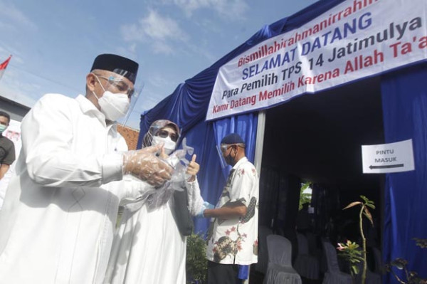 Idris Ditemani Istri Mencoblos di TPS 14 Jatimulya Depok