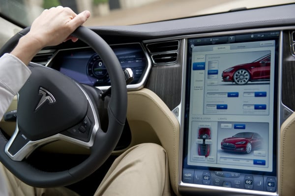 Konsumen Indonesia Tergila-Gila dengan Head Unit Raksasa ala-ala Tesla