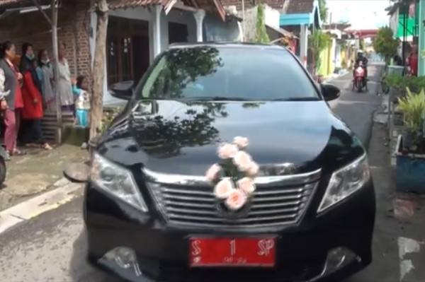 Pengantin Muda Ini Deg-degan, Bak Raja Dilayani Mobil Mewah Wali Kota