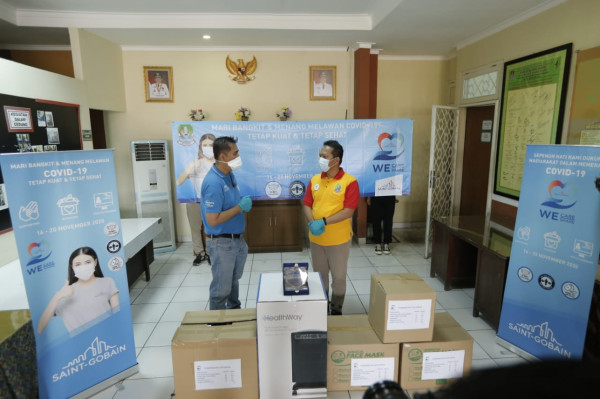 Perangi COVID- 19, Saint-Gobain Bagikan Masker dan Alat Pembersih Udara