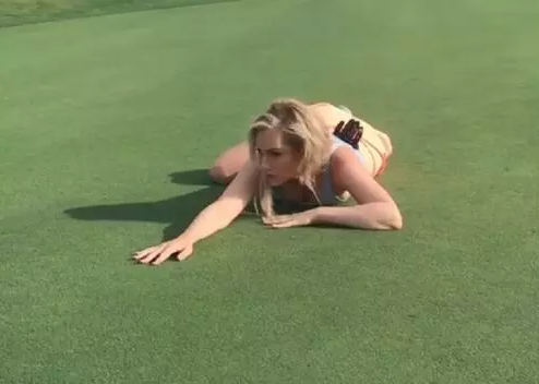 Intip Seksinya Paige Spiranac Guling-gulingan di Lapangan Golf