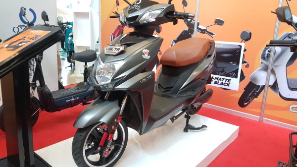 Motor Listrik Asli Semarang ini Ada Tombol Mundur dan Bawa Dua Baterai