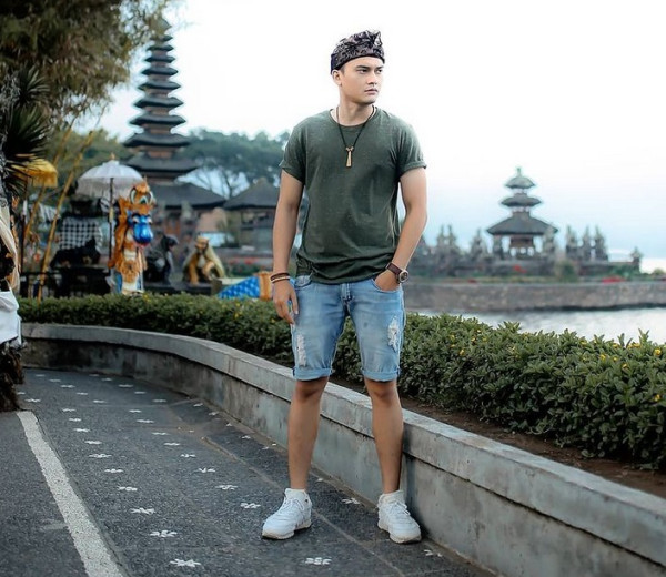 Ikbal Fauzi, Asisten Pribadi Arya Saloka Keren juga di Kehidupan Nyata