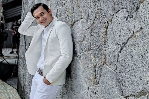 Ikbal Fauzi, Asisten Pribadi Arya Saloka Keren juga di Kehidupan Nyata