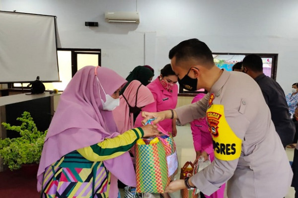 Terdampak Pandemi, Kapolres Enrekang Andi Sinjaya dan Ketua Bhayangkari Bantu Keluarga Purnawirawan