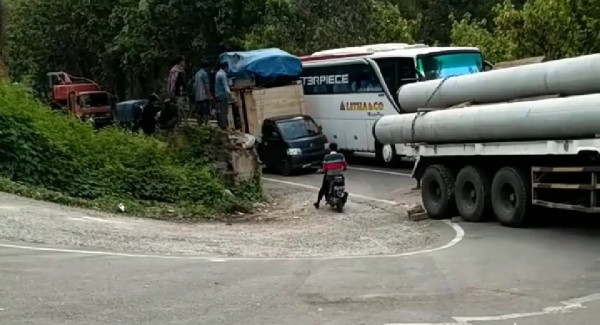 Jembatan Bolong yang Angker hingga Rokok Penolak Murka