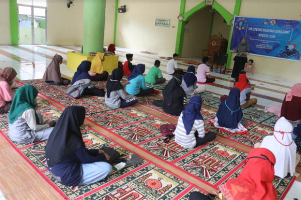 LPkM UMI dan Dosen Sastra Ajak Siswa Memahami Isi Pesan Iklan