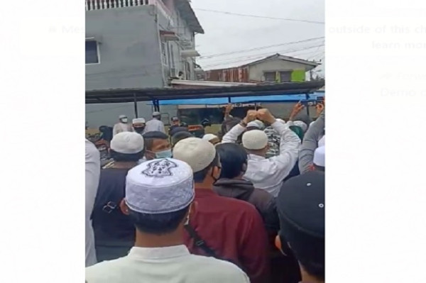 Angkat Tangan Simbol Diborgol, Massa Pendukung Habib Rizieq Datangi 3 Polsek di Palembang