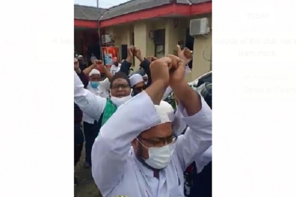Angkat Tangan Simbol Diborgol, Massa Pendukung Habib Rizieq Datangi 3 Polsek di Palembang