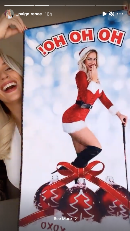 Bikin Inovasi, Paige Spiranac Jualan Handuk Golf Edisi Natal