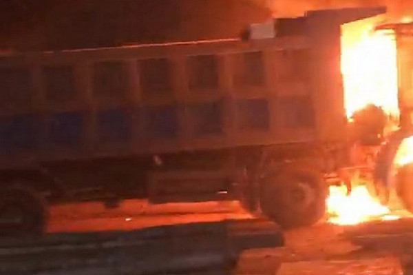 Buruh PT VDNI Melawan, Sejumlah Dump Truk Perusahaan dan 20 Motor Hangus Dibakar