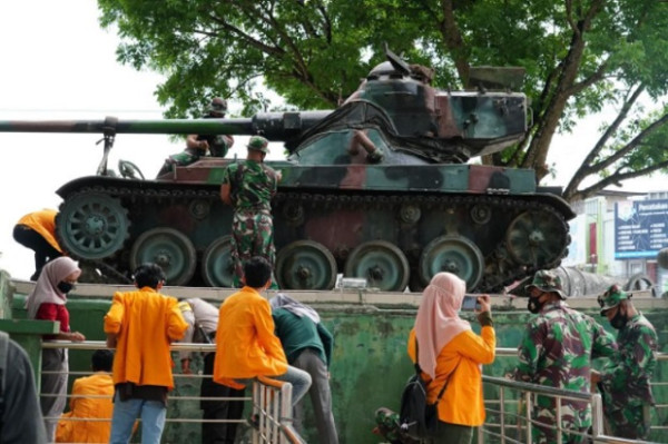 Hari Juang TNI AD, Pangdam XIV/Hasanuddin Bagikan 6.750 Sembako di Sultra