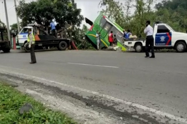 Hilang Kendali, Bus Pariwisata Masuk Jurang di Gentong Tasikmalaya