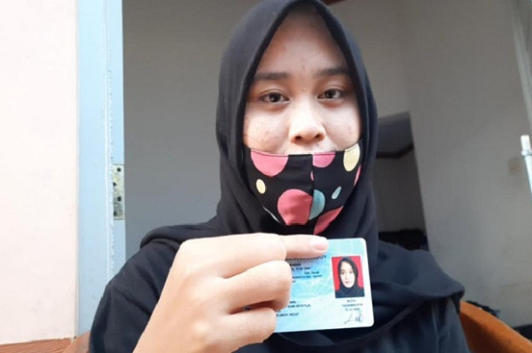 Ketawa Lepas saat Foto KTP, Gadis Cantik Ini Mendadak Viral