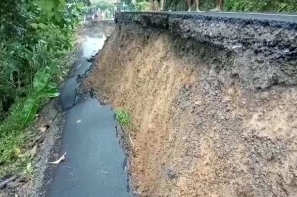 Fenomena Tanah Bergerak, Jalan Antar Kabupaten Amblas Sedalam 5 Meter
