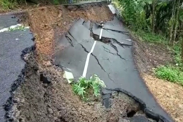 Fenomena Tanah Bergerak, Jalan Antar Kabupaten Amblas Sedalam 5 Meter