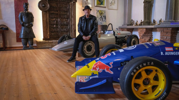 Bukan Sultan, Kakek Umur 80 Tahun ini Koleksi 80 Unit Porsche