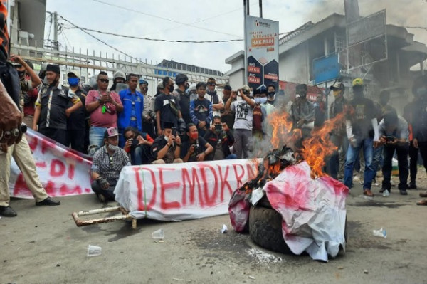 Ricuh Demo Massa di KPU Tasikmalaya, Polisi dan Pendemo Terluka