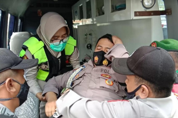 Ricuh Demo Massa di KPU Tasikmalaya, Polisi dan Pendemo Terluka