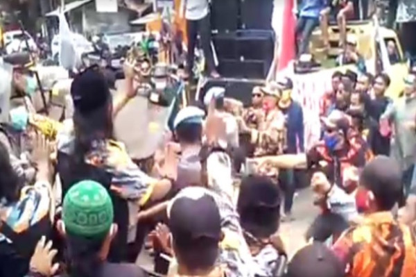 Ricuh Demo Massa di KPU Tasikmalaya, Polisi dan Pendemo Terluka