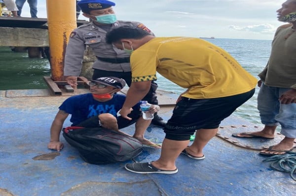 Ingin Pulang Kampung ke Malang, Pemuda Ini Nekat Menyeberangi Teluk Balikpapan Menggunakan Galon