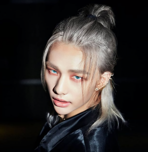 7 Idola K-pop yang Makin Ganteng dengan Rambut Man Bun