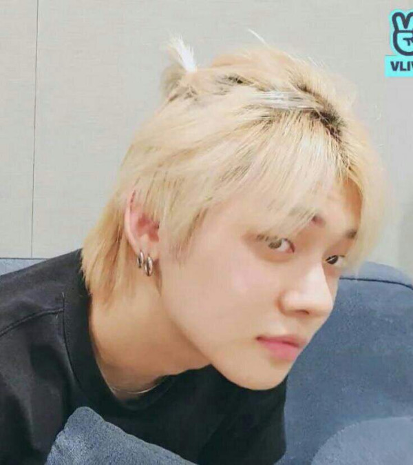 7 Idola K-pop yang Makin Ganteng dengan Rambut Man Bun