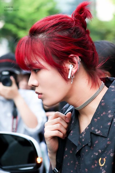 7 Idola K-pop yang Makin Ganteng dengan Rambut Man Bun