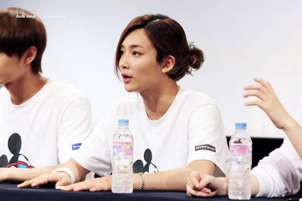7 Idola K-pop yang Makin Ganteng dengan Rambut Man Bun