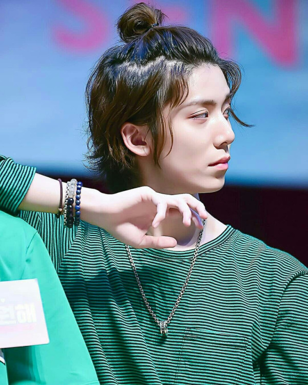 7 Idola K-pop yang Makin Ganteng dengan Rambut Man Bun