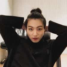 7 Idola K-pop yang Makin Ganteng dengan Rambut Man Bun