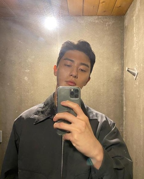 Genap 32 Tahun, Yuk Intip Foto Selfie Menggemaskan Park Seo Joon