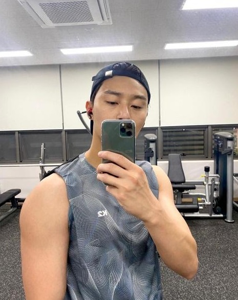 Genap 32 Tahun, Yuk Intip Foto Selfie Menggemaskan Park Seo Joon