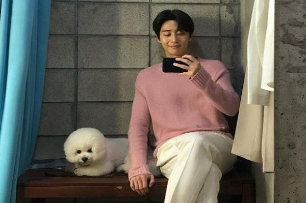 Genap 32 Tahun, Yuk Intip Foto Selfie Menggemaskan Park Seo Joon