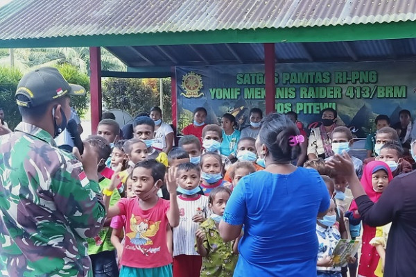 Cerdaskan Anak Perbatasan RI-PNG, Satgas Yonif MR 413 Kostrad Ubah Truk Jadi Perpustakaan