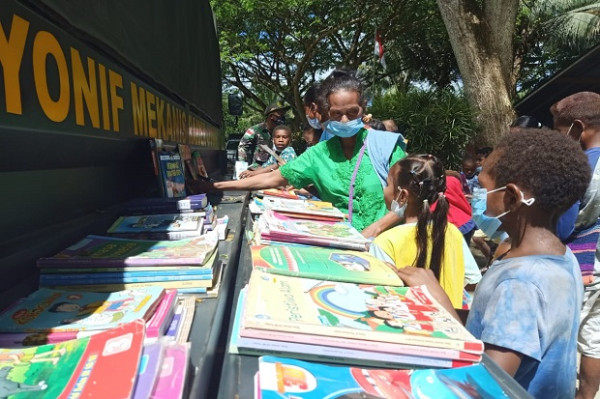 Cerdaskan Anak Perbatasan RI-PNG, Satgas Yonif MR 413 Kostrad Ubah Truk Jadi Perpustakaan