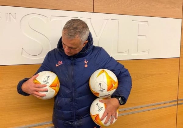 Siapa Sangka Jose Mourinho Selucu Ini? Postingannya Lucu-Lucu