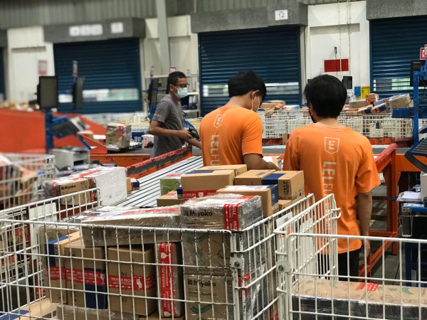 Melihat Kesibukan di Gudang dan Pusat Sortasi Lazada Logistics Indonesia
