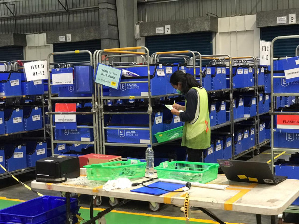 Melihat Kesibukan di Gudang dan Pusat Sortasi Lazada Logistics Indonesia