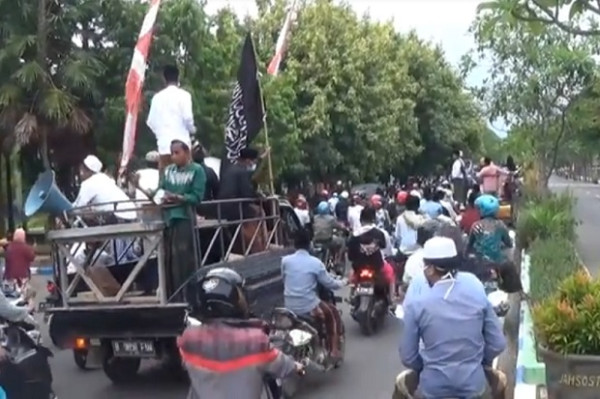 Ribuan Santri di Bangkalan Madura Turun ke Jalan Minta Habib Rizieq Dibebaskan