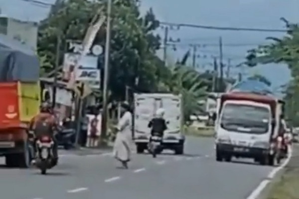 Banyuwangi Geger, Pria Bersorban Hitam Salat di Tengah Jalan Raya