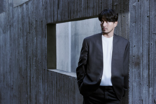 Lee Jin-wook Ungkap Suasana Syuting 'Sweet Home', Lee Si-young Paling Sulit Didekati