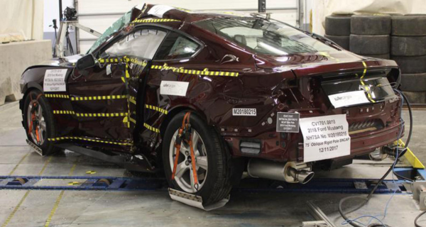 Ford Mustang Bekas Uji Tabrak Dijual Seharga Honda Beat, Mau?