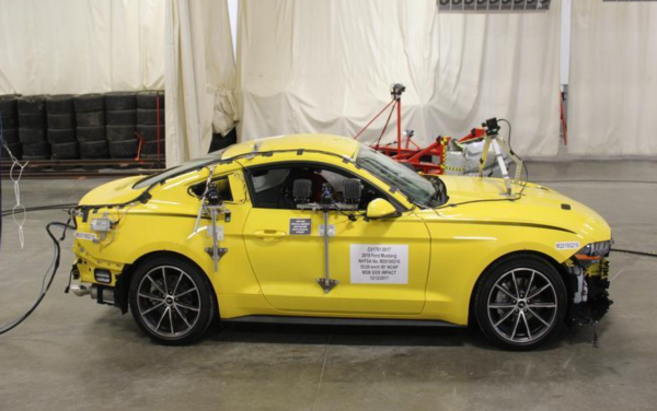 Ford Mustang Bekas Uji Tabrak Dijual Seharga Honda Beat, Mau?