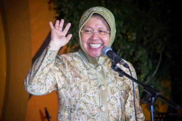 Diangkat Jadi Mensos, Risma Setia dengan Gaya Hijab Instannya
