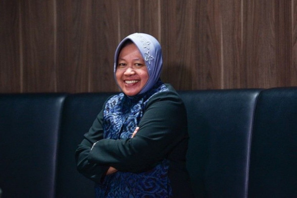 Diangkat Jadi Mensos, Risma Setia dengan Gaya Hijab Instannya