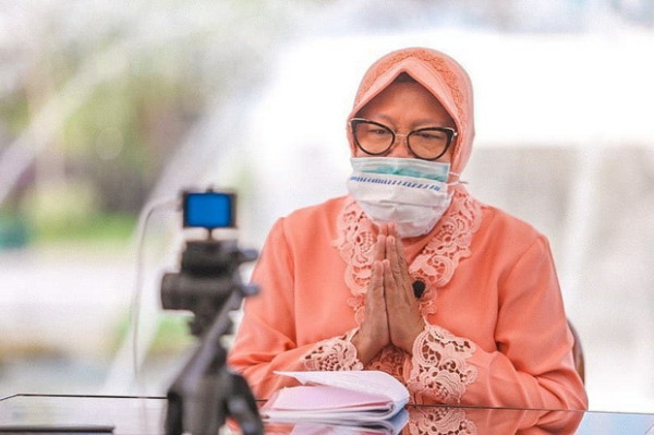 Diangkat Jadi Mensos, Risma Setia dengan Gaya Hijab Instannya