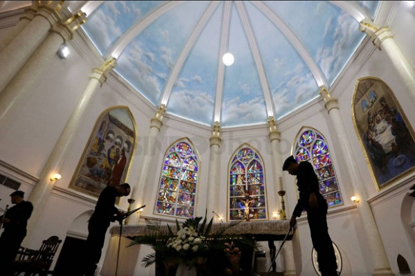 Gereja Kepanjen, Rose Window Berpadu Kaca Mozaik, Pernah Hancur saat Battle of Surabaya