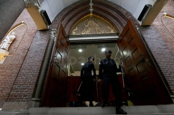 Gereja Kepanjen, Rose Window Berpadu Kaca Mozaik, Pernah Hancur saat Battle of Surabaya